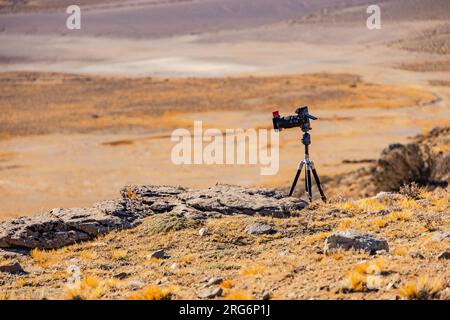 Eine professionelle Kamera auf einem Stativ vor der Weite der Pampas Argentiniens, Patagoniens Stockfoto