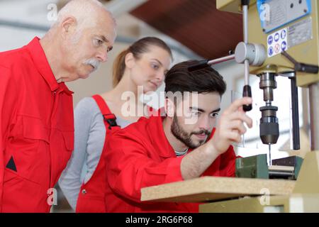 Junger Mann mit Fräsmaschine in der Werkstatt Stockfoto