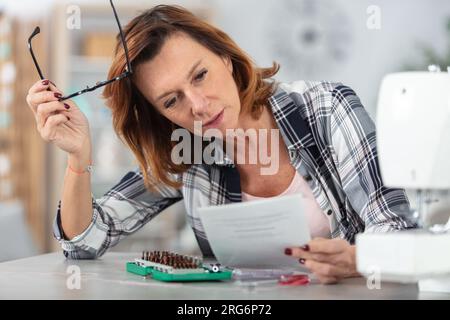 Glückliche attraktive, junge Näherin Stockfoto