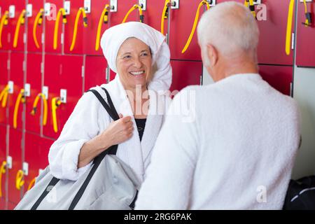 Senior Paar in Fitness club Schließfachraum Stockfoto