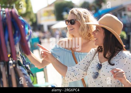 Frauen wählen Souvenirs auf dem Markt aus Stockfoto