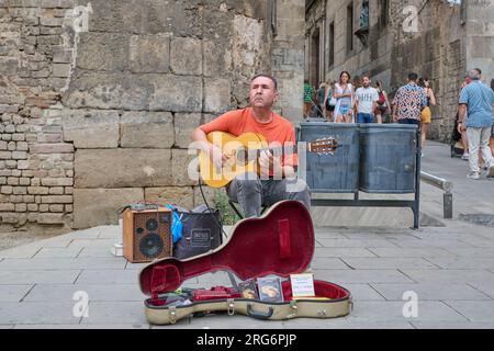 04.08.2023. Barcelona, ​​Spain, Straßengitarrist, der auf dem Platz der Kathedrale von Barcelona spielt Stockfoto