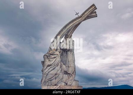 Die Krönung des Heiligen Stephen, einer zweistelligen Skulpturengruppe in Esztergom, Ungarn Stockfoto