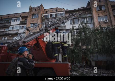 Pokrowsk, Ukraine. 07. Aug. 2023. Die ukrainischen Notdienste reagieren am Montag, den 7. August 2023, auf den russischen Bombenanschlag in Pokrovsk, Region Donezk. Ein Mitglied des Rettungsteams wurde getötet, und fünf weitere wurden bei Rettungseinsätzen verwundet. Foto von State Emergency Service of Ukraine/UPI Credit: UPI/Alamy Live News Stockfoto