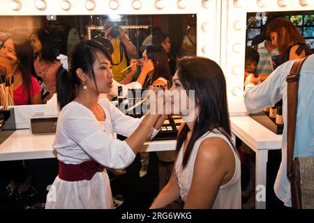 BANGKOK, THAILAND - Mai 11: Das Kosmetikunternehmen AMWAY sponsort mit seinen Produkten einen Make-up-Kurs im Zentrum der Welt und unterstützt die Frau bei der Verwendung Stockfoto