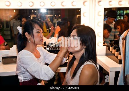 BANGKOK, THAILAND - Mai 11: Das Kosmetikunternehmen AMWAY sponsort mit seinen Produkten einen Make-up-Kurs im Zentrum der Welt und unterstützt die Frau bei der Verwendung Stockfoto