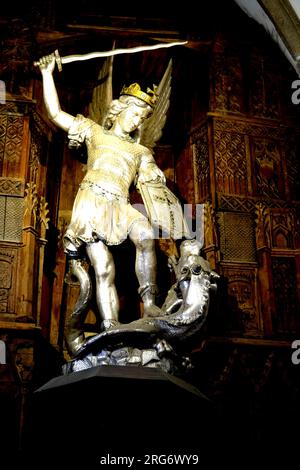 Statue von Erzengel Michael, der einen Drachen Mont Saint Michel in der Normandie Frankreichs tötete Stockfoto