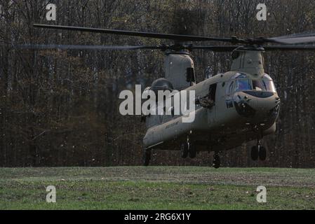 Michigan Army National Guard CH-47 Chinook Hubschrauber der B Company zugewiesen, 238. General Support Aviation Bataillon, Grand Ledge Armory, Michigan, liefert Marine Reservisten, dem 1. Bataillon zugewiesen, 24. Marines Regiment, Battle Creek, Michigan. Drei Chinooks der Armee CH-47 transportierten die Marines von Camp Grayling, Michigan, zur Battle Creek Air National Guard Base, Mich, als Teil einer gemeinsamen Feuerübung. (Foto der US Air National Guard von Senior Airman Ryan Bishop) Stockfoto