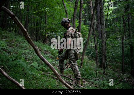 Mitglieder des DAGRE-Teams des 193. Sondereinsatzkommandos der Sicherheitskräfte nehmen an der Übung Iron Keystone in Fort Indiantown Gap, Pennsylvania, am 5. August 2023 Teil. Die Übung brachte Airmen aus drei Flügeln des Staates zusammen, um sich auf künftige Konflikte durch agile Kampfarbeit vorzubereiten. (Foto der US Air National Guard von Senior Airman Diana Snyder) Stockfoto