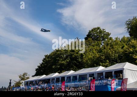 „Fat Albert“, ein C-130J Super Hercules, der der US Navy Flight Demonstration Squadron, The Blue Angeles, zugeteilt wurde, fliegt über Lake Washington während des Seafear Festivals im Genesee Park, Seattle, 4. August 2023. Das Seafair Festival und die Seattle Fleet Week bieten den Menschen in der Tri-State-Region eine einmalige Gelegenheit, US-Marines, US-Marinesoldaten und US-Küstenwache zu treffen und mehr über die neuesten maritimen Fähigkeiten zu erfahren. (US Marine Corps Foto von Sergeant Yvonna Guyette) Stockfoto