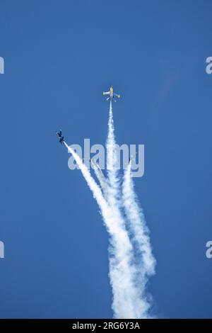 US Navy Flight Demonstration Squadron, The Blue Angeles, fliegen über Lake Washington während des Seafear Festivals im Genesee Park, Seattle, 4. August 2023. Das Seafair Festival und die Seattle Fleet Week bieten den Menschen in der Tri-State-Region eine einmalige Gelegenheit, US-Marines, US-Marinesoldaten und US-Küstenwache zu treffen und mehr über die neuesten maritimen Fähigkeiten zu erfahren. (US Marine Corps Foto von Sergeant Yvonna Guyette) Stockfoto