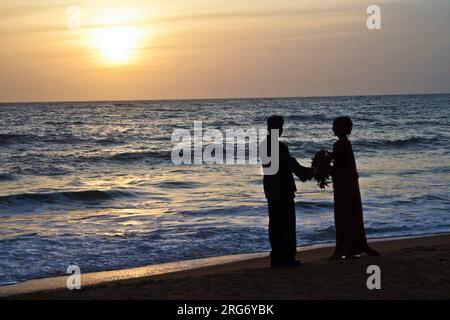 COLOMBO, SRI LANKA - JUL 30: Ehepaar am Strand mit den Brautblumen an ihrem Hochzeitstag in Sunset in Love am 30. Juli 2005 in Colombo Stockfoto