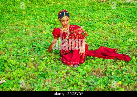 COLOMBO, SRI LANKA - 18. AUGUST: Paar posiert auf einer Poruwa am 18. August 2005 in Colombo, Sri Lanka. Eine Poruwa Zeremonie ist eine traditionelle singhalesische Hochzeit c Stockfoto