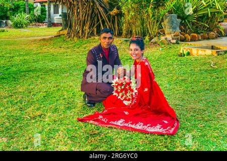 COLOMBO, SRI LANKA - 18. AUGUST: Paar posiert auf einer Poruwa am 18. August 2005 in Colombo, Sri Lanka. Eine Poruwa Zeremonie ist eine traditionelle singhalesische Hochzeit c Stockfoto