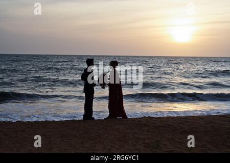COLOMBO, SRI LANKA - JUL 30: Ehepaar am Strand mit den Brautblumen an ihrem Hochzeitstag in Sunset in Love am 30. Juli 2005 in Colombo Stockfoto