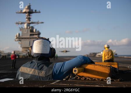 Aviation Boatswain's Mate (Handling) Airman Cayden James, aus Columbia, South Carolina, der dem Flugdienst der USS Gerald R. Ford (CVN 78) zugewiesen ist, beobachtet den Flugbetrieb auf dem Flugdeck, 3. August 2023. Gerald R. Ford ist der neueste und fortschrittlichste Flugzeugträger der US Navy und stellt einen Generationssprung in der Fähigkeit der US Navy dar, Energie auf globaler Ebene zu projizieren. Die Gerald R. Ford Carrier Strike Group befindet sich auf einem geplanten Einsatz im Einsatzgebiet der US Naval Forces Europe, der von der US-Sechsten Flotte zur Verteidigung der Interessen der USA, Verbündeten und Partner eingesetzt wird. (Foto der US-Marine Stockfoto