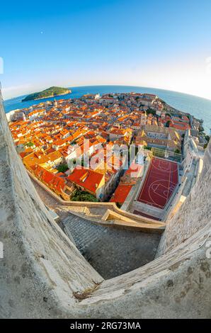 Dubrovnik, Kroatien - September 22. 2015 - Blick aus der Fischperspektive auf die Altstadt von Dubrovnik vom Minceta-Turm, Dubrovnik, Kroatien. Stockfoto