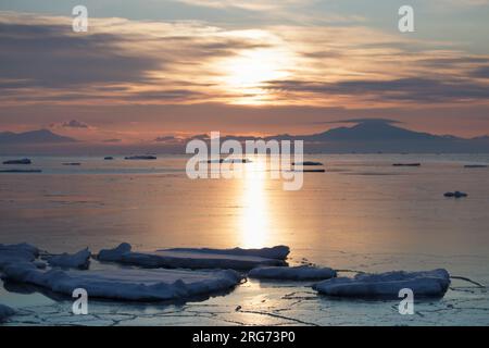 Sonnenaufgang über Drifteis, schwimmend im gefrorenen Wintermeer, Abashiri, Hokkaido, Japan Stockfoto