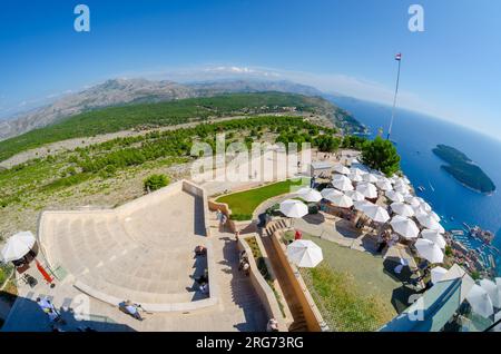 Dubrovnik, Kroatien - September 22. 2015 - Panoramablick auf die Insel Lokrum und die Berge an der Grenze zu Bosnien und Herzegowina von Dubrovni Stockfoto