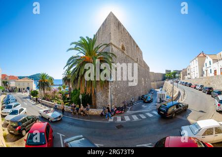 Dubrovnik, Kroatien - September 22. 2015 - Panoramablick auf die Tvrdava Revelin, Festung aus dem 15. Bis 16. Jahrhundert, die in einen Nachtklub mit Aussicht und a la verwandelt wurde Stockfoto