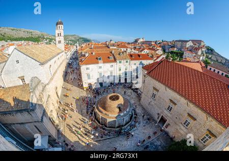 Dubrovnik, Kroatien - September 22. 2015 - Panoramablick auf den großen Onofrio-Brunnen, runder Quellbrunnen, erbaut 1438 und dekoriert Stockfoto