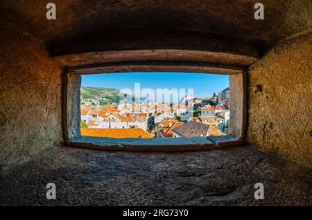 Dubrovnik, Kroatien - September 22. 2015 - Blick auf die Altstadt von Dubrovnik durch die Embrasur der umliegenden Stadtmauern. Stockfoto