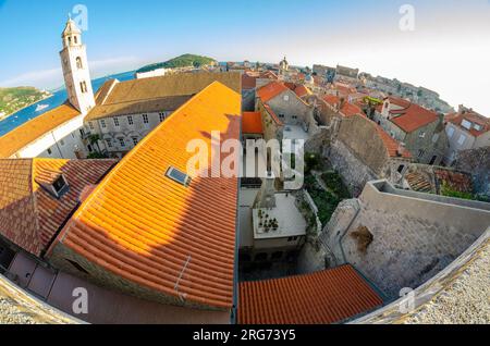 Dubrovnik, Kroatien - September 22. 2015 - Panoramablick auf die Kirche St. Dominic, die Kirche unserer Lieben Frau vom Rosenkranz und die Dächer von Dubrovnik alt zu Stockfoto