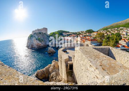 Dubrovnik, Kroatien - September 22. 2015 - Panoramablick auf das Fort Lovrijenac, Festung am Meer aus dem 16. Jahrhundert. Blick vom Fort Bokar, Dubrovnik, Stockfoto