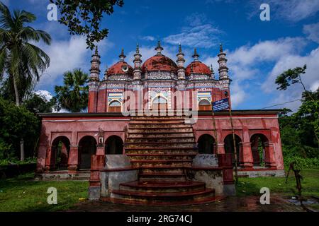 Miah Bari Moschee, eine antike Moschee mit drei Kuppeln und archäologische Stätte in der Miah Bari, im Dorf Nord-Karapur in der Raipasha-Karapur U Stockfoto