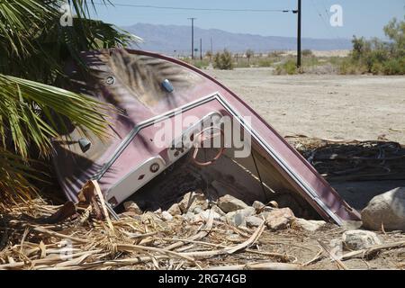 Rosafarbenes Schnellboot im Sand an der Salton Sea in Kalifornien 2015. Stockfoto