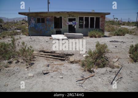 Verlassenes Gebäude, das 2015 in Salton Sea California mit Grafitti bedeckt war. Zwei schmutzige Matratzen lagen vorne und ein Schild mit der Aufschrift "Privates Grundstück". Stockfoto