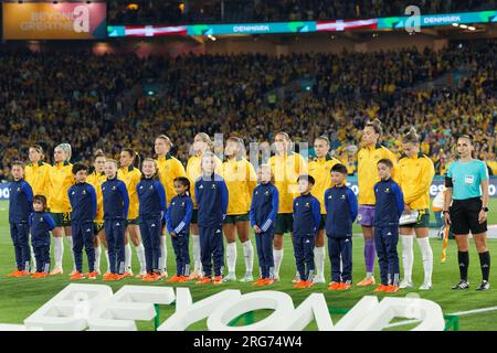 Sydney, Australien. 07. Aug. 2023. Australische Spieler stellen sich vor dem FIFA Women's World Cup 2023. Runde 16 zwischen Australien und Dänemark für die Nationalhymne im Stadium Australia am 7. August 2023 in Sydney, Australien. Gutschrift: IOIO IMAGES/Alamy Live News Stockfoto