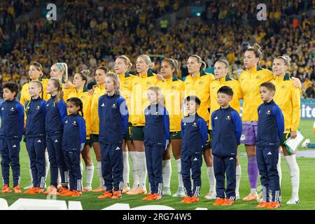 Sydney, Australien. 07. Aug. 2023. Australische Spieler stellen sich vor dem FIFA Women's World Cup 2023. Runde 16 zwischen Australien und Dänemark für die Nationalhymne im Stadium Australia am 7. August 2023 in Sydney, Australien. Gutschrift: IOIO IMAGES/Alamy Live News Stockfoto