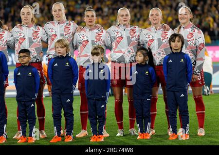 Sydney, Australien. 07. Aug. 2023. Dänische Spieler stellen sich vor dem FIFA Women's World Cup 2023. Runde 16 zwischen Australien und Dänemark am 7. August 2023 im Stadium Australia in Sydney, Australien, für die Nationalhymne auf. Gutschrift: IOIO IMAGES/Alamy Live News Stockfoto