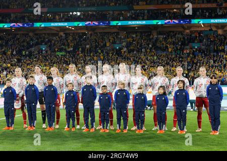 Sydney, Australien. 07. Aug. 2023. Dänische Spieler stellen sich vor dem FIFA Women's World Cup 2023. Runde 16 zwischen Australien und Dänemark am 7. August 2023 im Stadium Australia in Sydney, Australien, für die Nationalhymne auf. Gutschrift: IOIO IMAGES/Alamy Live News Stockfoto