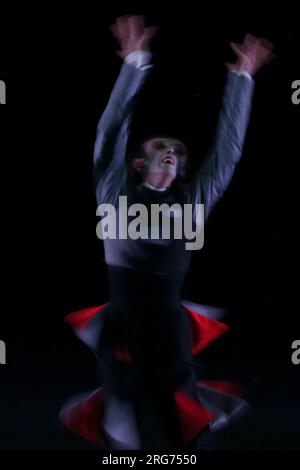 2. August 2023, Madrid, Spanien: Tänzer des spanischen Nationalballetts (BNE für sein Akronym auf Spanisch) treten auf der Bühne auf, während der Premiere von „El Sombrero de tres picos“, im Conde Duque Cultural Center. "El sombrero de tres picos" ist eines der symbolträchtigsten Werke des Repertoires von BNE. Der Punktestand von Manuel de Falla â€, der bei dieser Gelegenheit von der Gemeinschaft des Madrider Orchesters unter der künstlerischen Leitung des polnischen Marzena Diakunâ€ gespielt wurde, und die Choreographie von Antonio Ruiz Soler sind Meisterwerke der Stilisierung populärer Rhythmen und Tänze. Diese Montage wird auch wiederhergestellt Stockfoto