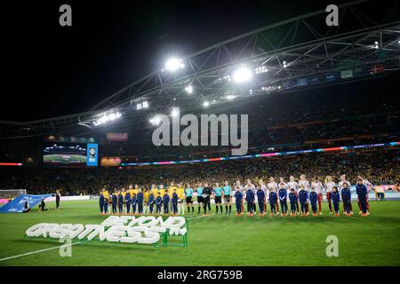 Sydney, Australien. 07. Aug. 2023. Australische und dänische Spieler stellen sich für die Nationalhymne vor dem FIFA Women's World Cup 2023. Runde 16 zwischen Australien und Dänemark im Stadium Australia am 7. August 2023 in Sydney, Australien. Gutschrift: IOIO IMAGES/Alamy Live News Stockfoto