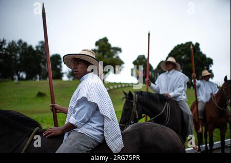 Tunja, Kolumbien. 07. Aug. 2023. Soldaten, die als Lancers gekleidet sind, warten auf ihre Teilnahme am Pferderücken während der Gedenkfeier der Schlacht von Boyaca, in der Kolumbien am 7. August 2023 von Spanien unabhängig wurde. Petro ist das erste Jahr im Amt, nachdem sein Sohn wegen angeblicher illegaler Bereicherung und Geldwäsche im Zusammenhang mit der Finanzierung seiner Präsidentschaftskampagne angeklagt wurde. Foto: Sebastian Barros/Long Visual Press Credit: Long Visual Press/Alamy Live News Stockfoto