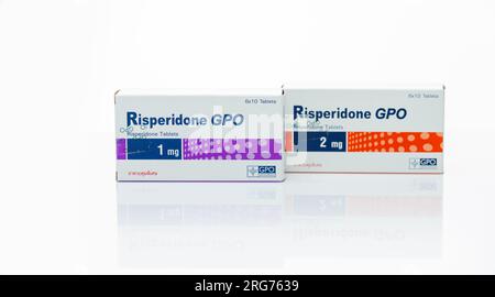 CHONBURI, THAILAND-29. APRIL 2023: Risperidon GPO in Blisterpackung und Pappschachtel. Risperidon Tabletten Pille zur Behandlung von Schizophrenie, bipolare Störung Stockfoto