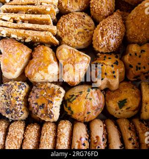 Süßes und salziges türkisches Gebäck Stockfoto