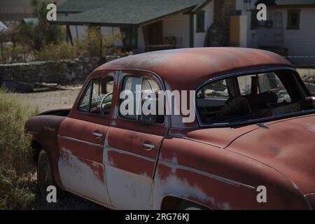 Rot-weiß verlassenes Auto in Darwin California im Jahr 2015. Stockfoto