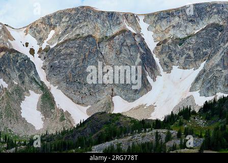 Wyoming, USA - 20. Juli 2023: Der Zuckerhut in der Snowy Range Area des Medicine Bow National Forest mit Schnee im Sommer. Stockfoto