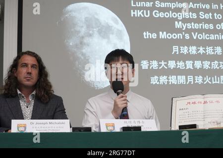 **CHINESISCHES FESTLAND, HONGKONG, MACAU UND TAIWAN OUT** Mondbodenproben, die von der chinesischen Mondsonde Chang'e-5 entnommen wurden, werden im Universit angezeigt Stockfoto