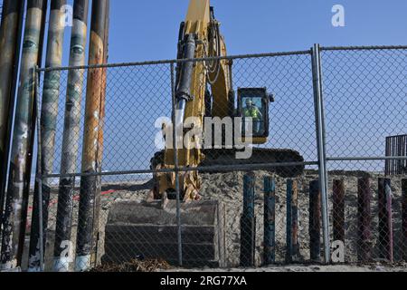 Tijuana, Baja, Kalifornien, Mexiko. 7. Aug. 2023. Der Grenzbau an der Strandgrenze Playas de Tijuana, die Kalifornien und Tijuana trennt, wird fortgesetzt. Kräne und Bauarbeiter haben damit begonnen, einige der primären Zäune entlang des Strandes, der in den Pazifischen Ozean führt, abzubauen. 30-Fuß-Zaunpaneele werden die älteren Zäune ersetzen, genau wie sekundäre Zäune, die jetzt fertiggestellt sind. (Kreditbild: © Carlos A. Moreno/ZUMA Press Wire) NUR REDAKTIONELLE VERWENDUNG! Nicht für den kommerziellen GEBRAUCH! Stockfoto