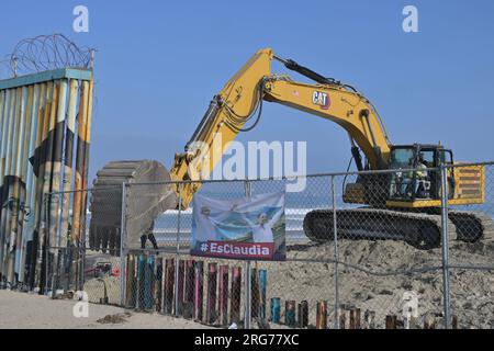 Tijuana, Baja, Kalifornien, Mexiko. 7. Aug. 2023. Der Bau des sekundären Zauns, der Mexiko und Kalifornien an der Playas de Tijuana Strandgrenze trennt, wurde abgeschlossen. Dort wurden 30 Meter hohe Zaunpaneele sowie ein neuer, verschiebbarer, eingezäunter Eingang im San Diego-Tijuana Friendship Park installiert. Kräne und Bauarbeiter haben damit begonnen, einige der primären Zäune sowie entlang der Strandgrenze, die in den Pazifischen Ozean führt, abzubauen. (Kreditbild: © Carlos A. Moreno/ZUMA Press Wire) NUR REDAKTIONELLE VERWENDUNG! Nicht für den kommerziellen GEBRAUCH! Stockfoto