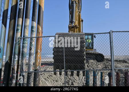 Tijuana, Baja, Kalifornien, Mexiko. 7. Aug. 2023. Der Grenzbau an der Strandgrenze Playas de Tijuana, die Kalifornien und Tijuana trennt, wird fortgesetzt. Kräne und Bauarbeiter haben damit begonnen, einige der primären Zäune entlang des Strandes, der in den Pazifischen Ozean führt, abzubauen. 30-Fuß-Zaunpaneele werden die älteren Zäune ersetzen, genau wie sekundäre Zäune, die jetzt fertiggestellt sind. (Kreditbild: © Carlos A. Moreno/ZUMA Press Wire) NUR REDAKTIONELLE VERWENDUNG! Nicht für den kommerziellen GEBRAUCH! Stockfoto