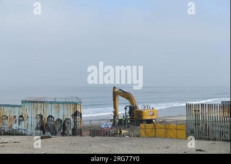 Tijuana, Baja, Kalifornien, Mexiko. 7. Aug. 2023. Der Grenzbau an der Strandgrenze Playas de Tijuana, die Kalifornien und Tijuana trennt, wird fortgesetzt. Kräne und Bauarbeiter haben damit begonnen, einige der primären Zäune entlang des Strandes, der in den Pazifischen Ozean führt, abzubauen. 30-Fuß-Zaunpaneele werden die älteren Zäune ersetzen, genau wie sekundäre Zäune, die jetzt fertiggestellt sind. (Kreditbild: © Carlos A. Moreno/ZUMA Press Wire) NUR REDAKTIONELLE VERWENDUNG! Nicht für den kommerziellen GEBRAUCH! Stockfoto