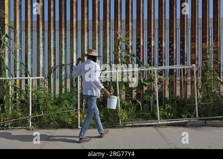 Tijuana, Baja, Kalifornien, Mexiko. 7. Aug. 2023. Der Bau des sekundären Zauns, der Mexiko und Kalifornien an der Playas de Tijuana Strandgrenze trennt, wurde abgeschlossen. Dort wurden 30 Meter hohe Zaunpaneele sowie ein neuer, verschiebbarer, eingezäunter Eingang im San Diego-Tijuana Friendship Park installiert. Kräne und Bauarbeiter haben damit begonnen, einige der primären Zäune sowie entlang der Strandgrenze, die in den Pazifischen Ozean führt, abzubauen. (Kreditbild: © Carlos A. Moreno/ZUMA Press Wire) NUR REDAKTIONELLE VERWENDUNG! Nicht für den kommerziellen GEBRAUCH! Stockfoto