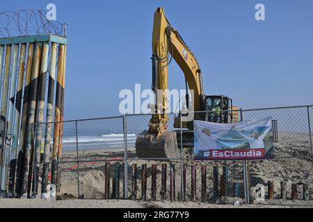 Tijuana, Baja, Kalifornien, Mexiko. 7. Aug. 2023. Der Grenzbau an der Strandgrenze Playas de Tijuana, die Kalifornien und Tijuana trennt, wird fortgesetzt. Kräne und Bauarbeiter haben damit begonnen, einige der primären Zäune entlang des Strandes, der in den Pazifischen Ozean führt, abzubauen. 30-Fuß-Zaunpaneele werden die älteren Zäune ersetzen, genau wie sekundäre Zäune, die jetzt fertiggestellt sind. (Kreditbild: © Carlos A. Moreno/ZUMA Press Wire) NUR REDAKTIONELLE VERWENDUNG! Nicht für den kommerziellen GEBRAUCH! Stockfoto