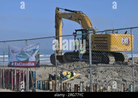 Tijuana, Baja, Kalifornien, Mexiko. 7. Aug. 2023. Der Grenzbau an der Strandgrenze Playas de Tijuana, die Kalifornien und Tijuana trennt, wird fortgesetzt. Kräne und Bauarbeiter haben damit begonnen, einige der primären Zäune entlang des Strandes, der in den Pazifischen Ozean führt, abzubauen. 30-Fuß-Zaunpaneele werden die älteren Zäune ersetzen, genau wie sekundäre Zäune, die jetzt fertiggestellt sind. (Kreditbild: © Carlos A. Moreno/ZUMA Press Wire) NUR REDAKTIONELLE VERWENDUNG! Nicht für den kommerziellen GEBRAUCH! Stockfoto